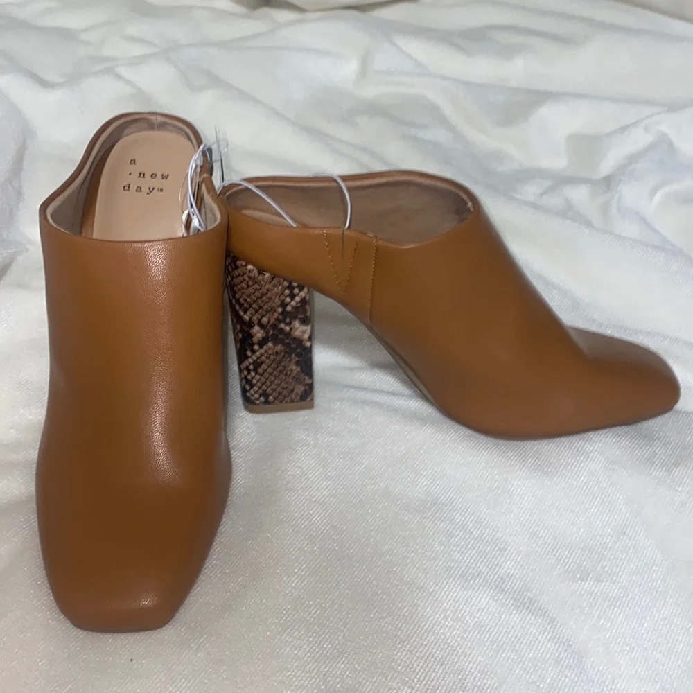🛍️NWT Adorable snake skinned booties! - Picture 1 of 6